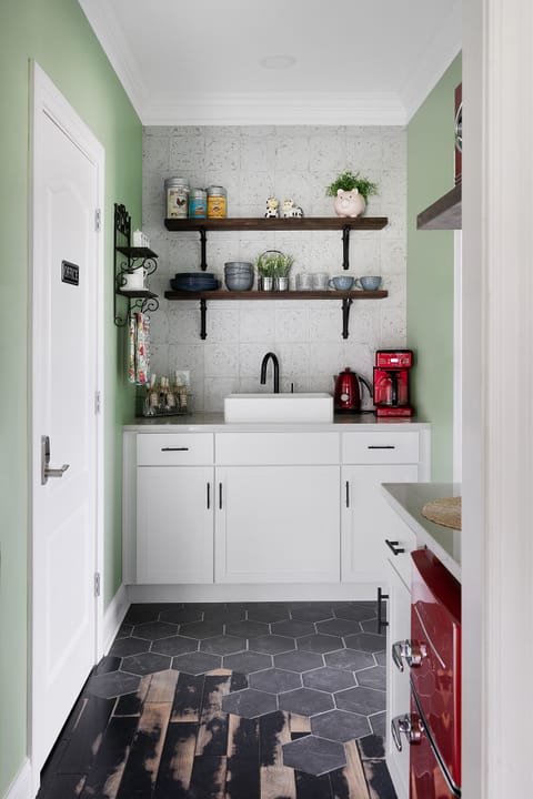 Signature Apartment, 1 King Bed with Sofa bed, Kitchenette, Garden View | Private kitchenette | Fridge, microwave, coffee/tea maker, electric kettle