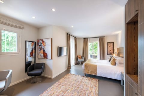 Deluxe Room, Terrace | Minibar, in-room safe, desk, iron/ironing board