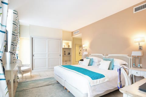 Suite, Terrace | Minibar, in-room safe, desk, iron/ironing board