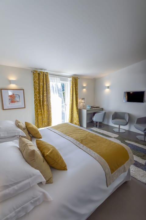 Deluxe Double Room | Minibar, in-room safe, desk, iron/ironing board