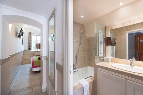 Deluxe Room, Terrace | Bathroom | Free toiletries, hair dryer, bathrobes, towels