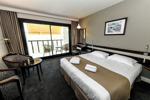 Privilege with Terrace | Minibar, in-room safe, desk, free cribs/infant beds