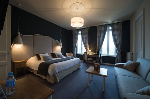 Premium bedding, minibar, desk, blackout drapes