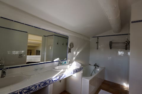 Classic Duplex, 2 Bathrooms, Garden View | Bathroom | Free toiletries, hair dryer, towels