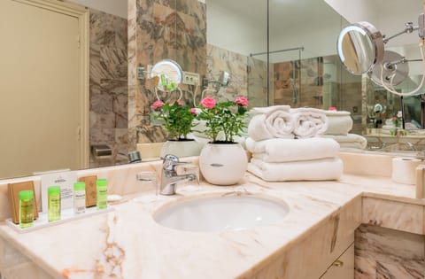 Standard Double Room, Ensuite | Bathroom | Designer toiletries, hair dryer, slippers, bidet