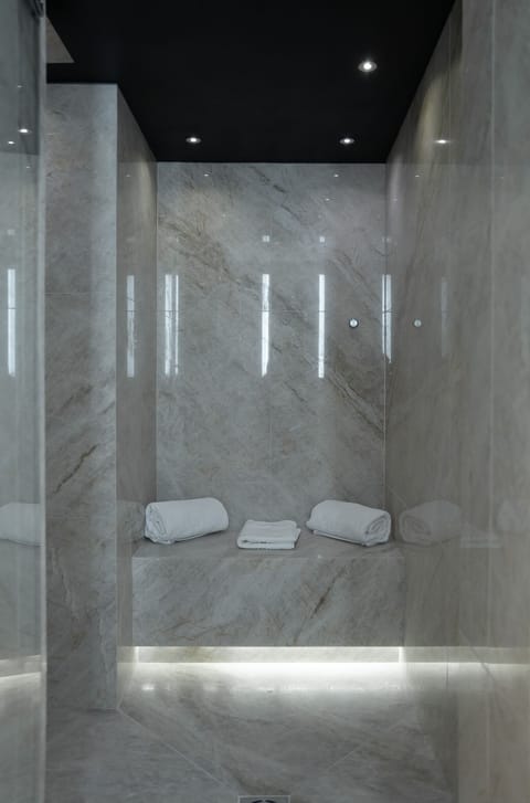 Suite avec Hammam, Terrasse et Jardin | Bathroom | Separate tub and shower, jetted tub, free toiletries, hair dryer