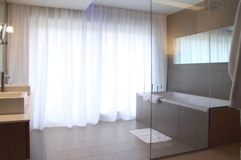 Suite, Balcony | Bathroom | Separate tub and shower, jetted tub, free toiletries, hair dryer