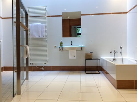 Family Room, 1 Bedroom, Accessible | Bathroom | Free toiletries, hair dryer, towels