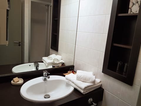 Superior Double Room, Sea View | Bathroom | Free toiletries, hair dryer, towels