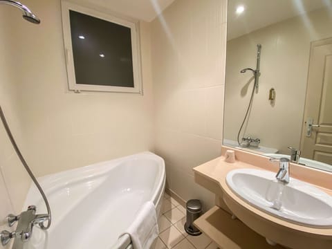 Executive Room, 1 King Bed, Non Smoking (Larger Room;Twin bed on request) | Bathroom | Free toiletries, hair dryer, towels, soap