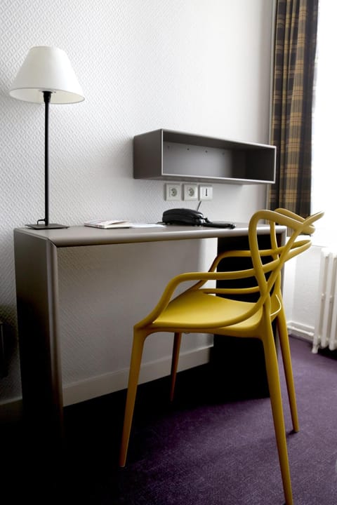 Classic Room, 1 Double Bed, Non Smoking | Desk, laptop workspace, soundproofing, iron/ironing board