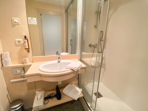 Classic Room, 1 Twin Bed, Non Smoking | Bathroom | Free toiletries, hair dryer, towels, soap
