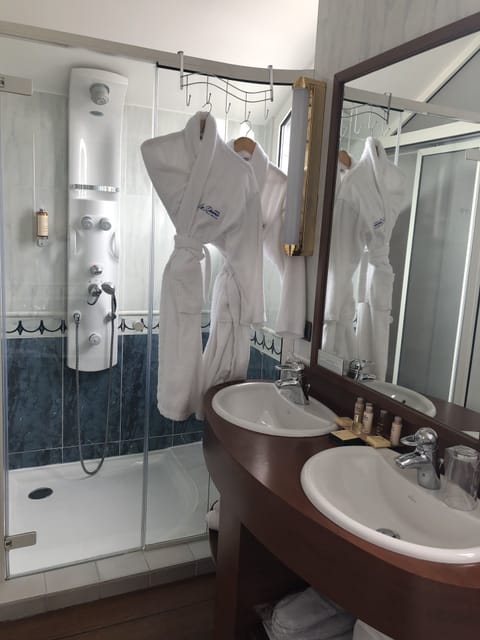 Traditional Suite, Sea View (Zelie) | Bathroom | Hair dryer, towels