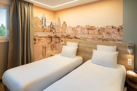 Standard Room, 2 Twin Beds, Non Smoking | Premium bedding, desk, iron/ironing board, free WiFi