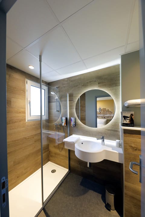 Triple Room | Bathroom | Shower, rainfall showerhead, hair dryer, towels