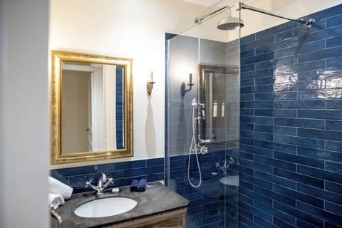 Double Room | Bathroom | Hair dryer, towels, soap, shampoo