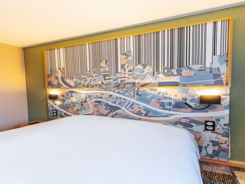 Desk, soundproofing, free WiFi, bed sheets