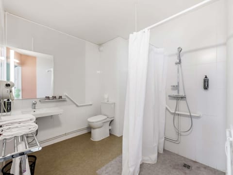 Desk, soundproofing, free WiFi, bed sheets