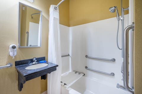 Combined shower/tub, free toiletries, hair dryer, towels