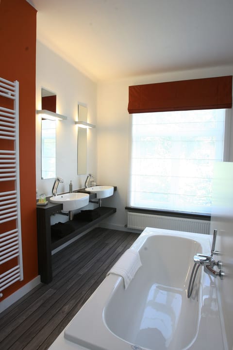 Superior Double Room, Garden View | Bathroom | Separate tub and shower, hydromassage showerhead, free toiletries