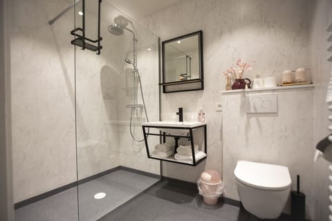Comfort Double Room | Bathroom | Rainfall showerhead, eco-friendly toiletries, towels