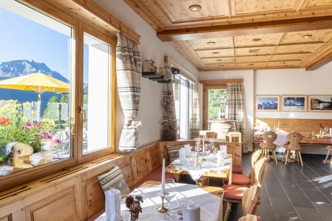 Lunch served, Regional cuisine, alfresco dining 