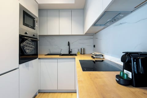 Apartment, 1 Double Bed, Kitchen, City View | Private kitchen | Full-size fridge, microwave, oven, stovetop