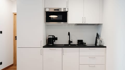 Apartment (1 A) | Private kitchen | Fridge, stovetop, electric kettle, cookware/dishes/utensils
