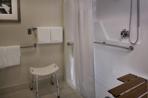 Studio, Multiple Beds (Mobility/Hearing Access, Roll-In Shwr) | Bathroom | Combined shower/tub, hair dryer, towels