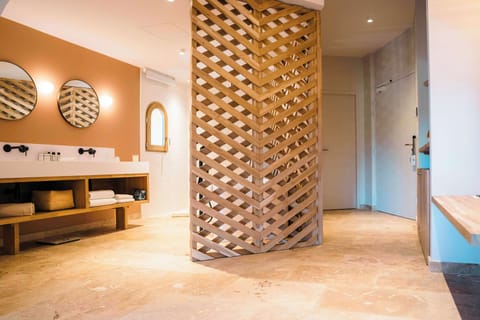 Suite Prestige Soleilla | Bathroom | Rainfall showerhead, free toiletries, hair dryer, bathrobes