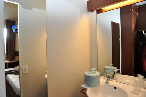 Desk, soundproofing, free cribs/infant beds, free WiFi