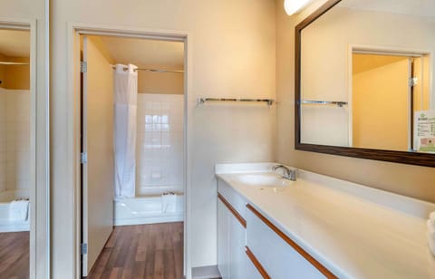 Studio, 1 Queen Bed, Accessible, Non Smoking | Bathroom | Combined shower/tub, free toiletries, hair dryer, towels