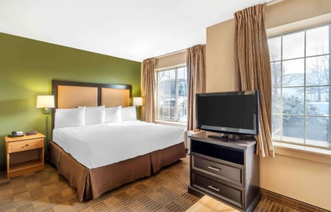 Deluxe Studio, 1 King Bed with Sofa bed, Non Smoking | Desk, laptop workspace, iron/ironing board, free WiFi
