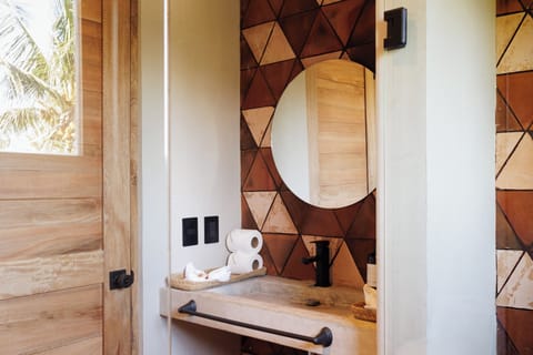 Deluxe Double Room, Balcony, Courtyard View | Bathroom