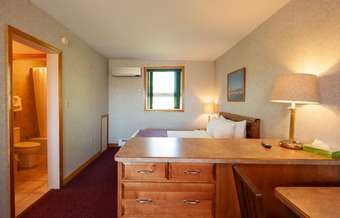 Suite, 1 Queen Bed | Desk, iron/ironing board, free WiFi, bed sheets