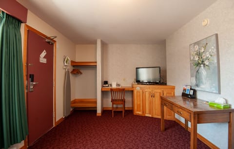 Standard Suite, 1 Queen Bed, Jetted Tub | Desk, iron/ironing board, free WiFi, bed sheets