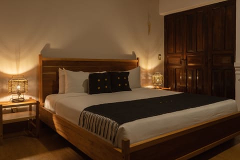 Classic Room, 1 King Bed | Premium bedding, in-room safe, iron/ironing board, free WiFi