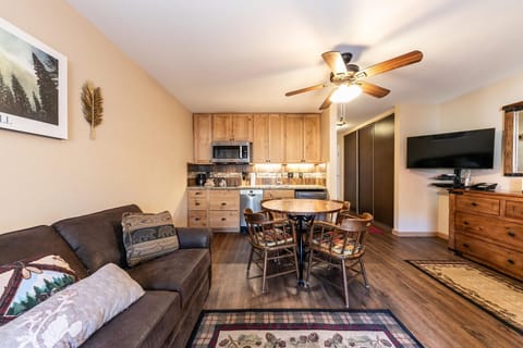 Studio | Living area | Smart TV