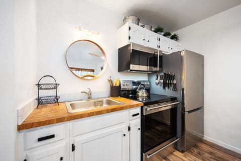 Condo, 1 Bedroom | Private kitchen | Fridge, oven, coffee/tea maker