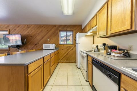 Condo, 1 Bedroom | Private kitchen | Fridge, oven, coffee/tea maker