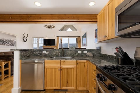 House, 3 Bedrooms | Private kitchen | Coffee/tea maker