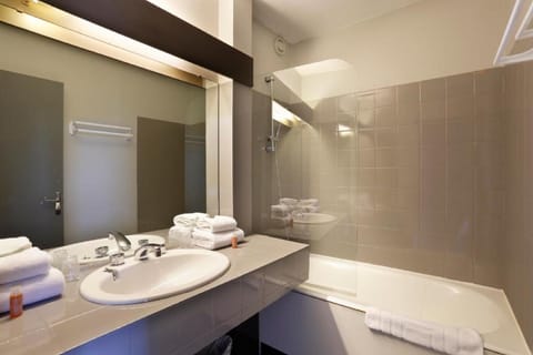 Rainfall showerhead, free toiletries, hair dryer, towels