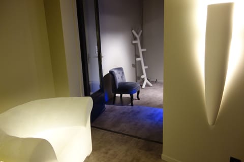 Sauna, hot tub, hydrotherapy, 1 treatment room