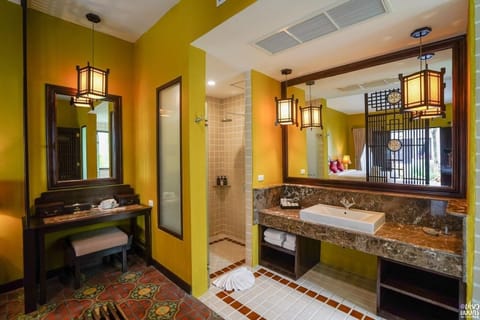 Deluxe Bungalow Sino Twin Room | Bathroom | Shower, hair dryer, towels