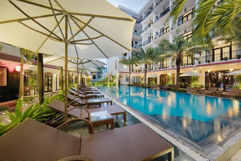 Outdoor pool, pool umbrellas, sun loungers