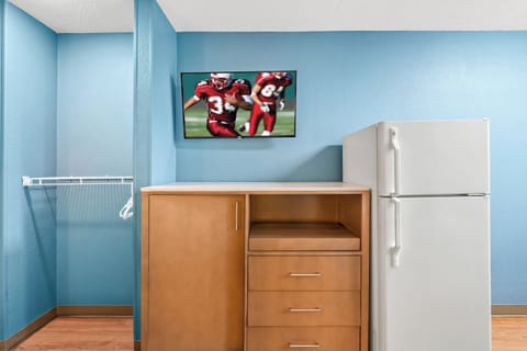 Studio, 2 Queen Beds, Non Smoking | Private kitchen | Fridge, microwave, stovetop, dining tables