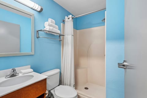 Studio, 1 Queen Bed, Non Smoking | Bathroom | Towels