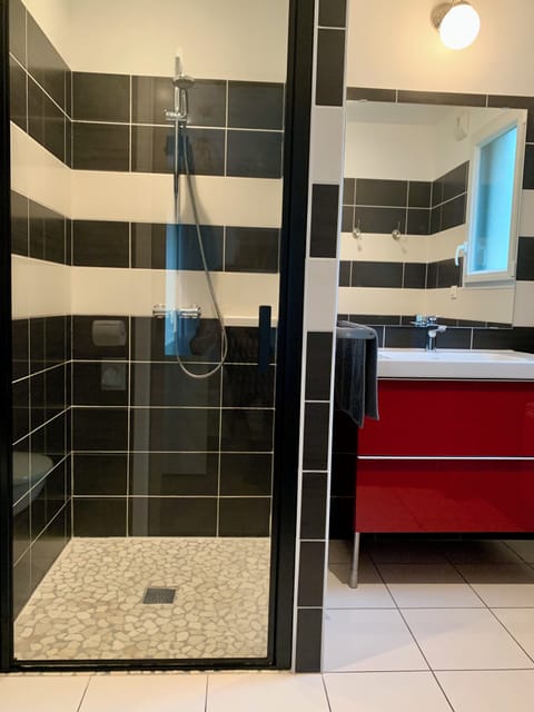 Twin Room, Garden View | Bathroom