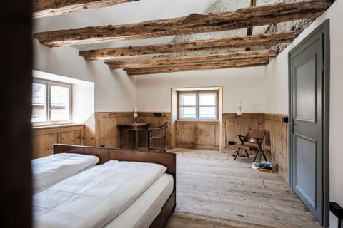 Deluxe Apartment, Mountain View | Individually decorated, individually furnished, laptop workspace