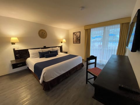 Grand Suite | Blackout drapes, iron/ironing board, bed sheets